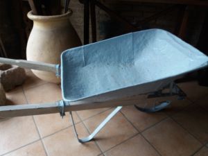 Vecchia carriola da muratore