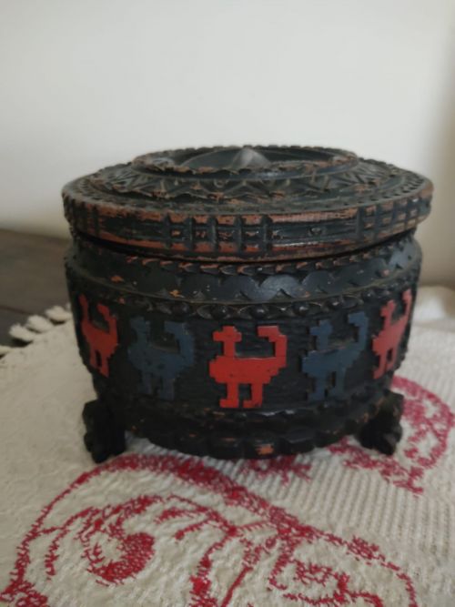 Cofanetto in legno intagliato